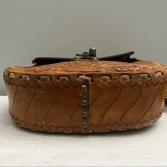 Vintage 70s 80s Hand Tooled Buckstitched Leather Shoulder Saddle Bag - Picture 8 of 16